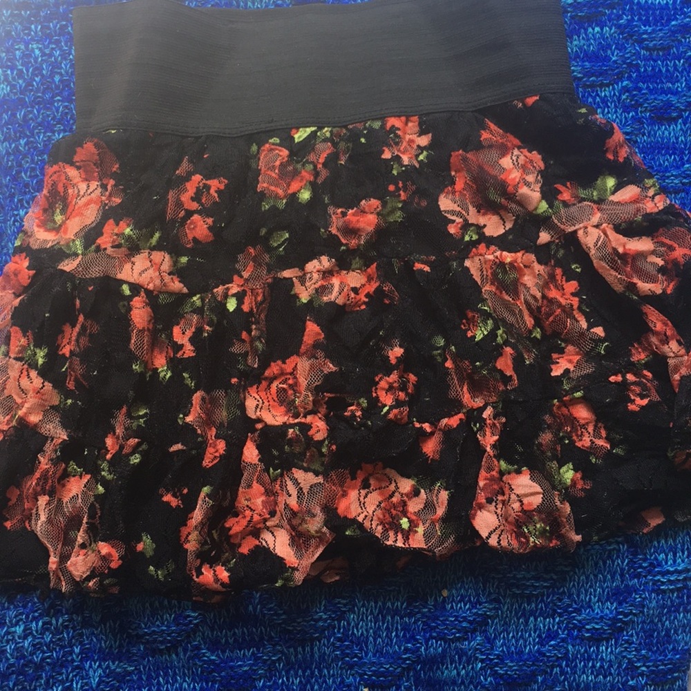 Mini skirt, black with rose pattern